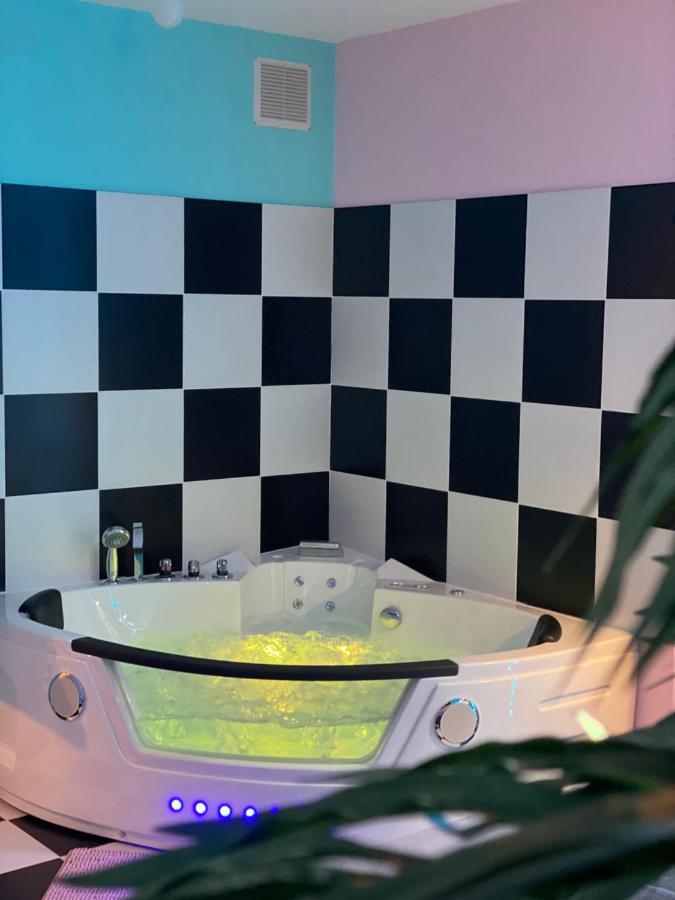 Capsule Miami Vice - Jacuzzi - Billard - Ecran Cinema & Netflix - Ping-Pong - Nintendo & Jeux- Lievin Exterior photo
